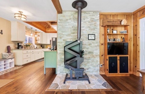 Sugar Pine Cabin | Cozy Sugar Pine Cabin with King Bed and Fire Pit