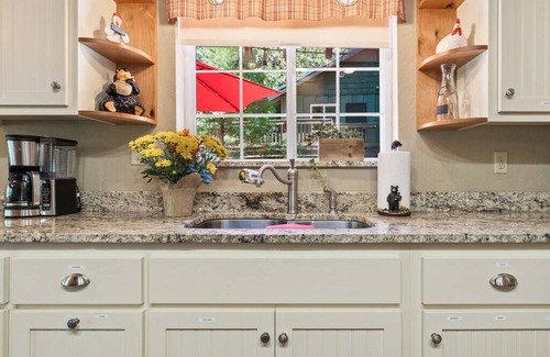 Sugar Pine Cabin | Cozy Sugar Pine Cabin with King Bed and Fire Pit