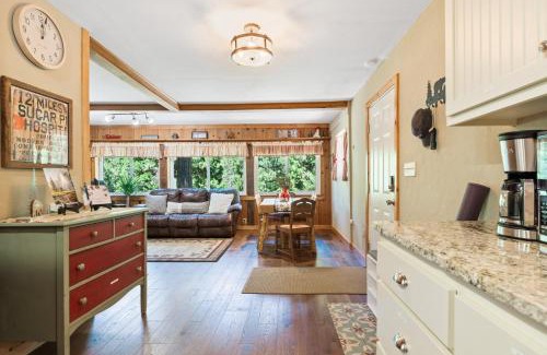 Sugar Pine House | Cozy Sugar Pine Cabin: King Bed & Fire Pit Retreat