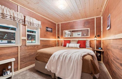 Sugar Pine House | Cozy Sugar Pine Cabin: King Bed & Fire Pit Retreat