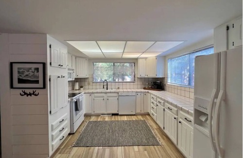 Graeagle House | Enchanting Sugar Pine Retreat with Family-Friendly Amenities