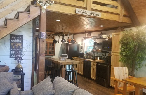 Warrensville Cabin | Experience Sugar Tree Lodge: Pet-Friendly Cabin Retreat