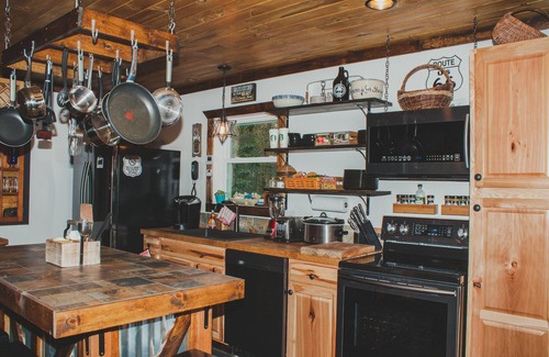 Warrensville Cabin | Experience Sugar Tree Lodge: Pet-Friendly Cabin Retreat