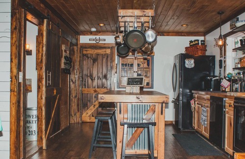 Warrensville Cabin | Experience Sugar Tree Lodge: Pet-Friendly Cabin Retreat