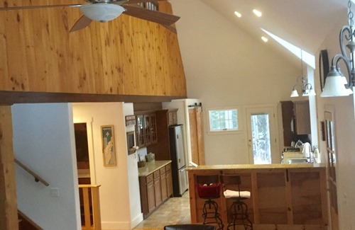 Waitsfield House | Discover Sugarhouse Lodge: A Hilltop Retreat with Ocean Views