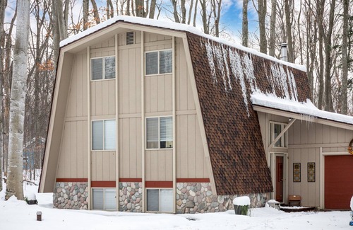 Cedar House | Cozy Sugarloaf Chalet: Family-Friendly 3BDR Loft Escape