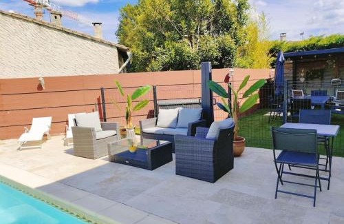 Morieres-les-Avignon Apartment | Relaxing Suite with Pool and Ocean View for Your Getaway