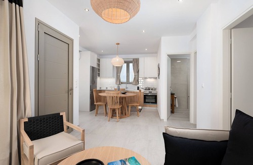 Neo Kalamaki Apartment | Cozy Suit Rizes Steps from the Beach with Pool Access