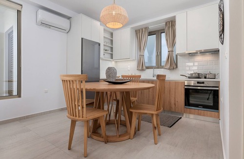 Neo Kalamaki Apartment | Cozy Suit Rizes Steps from the Beach with Pool Access