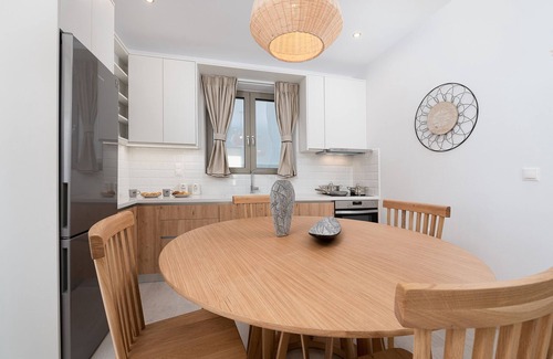 Neo Kalamaki Apartment | Cozy Suit Rizes Steps from the Beach with Pool Access