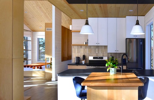 Les Eboulements Ski Chalet | Suite #1: Guest Rated 10/10 with Spa and Hot Tub Amenities