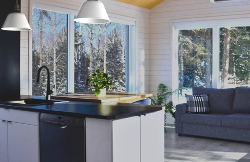Les Eboulements Ski Chalet | Suite #1: Guest Rated 10/10 with Spa and Hot Tub Amenities
