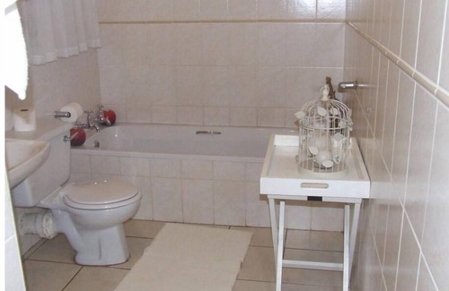 Kempton Park Bed & Breakfast | Cozy Suite at Doves Nest Guest House with Breakfast Included