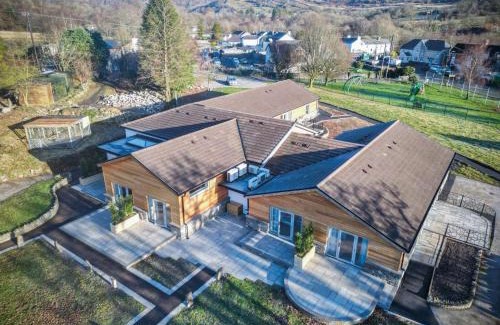 Pen-y-cae Apartment | Pet-Friendly Suite 11 at Sleeping Giant Hotel, Rated 10/10