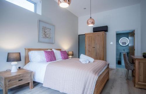 Pen-y-cae Apartment | Pet-Friendly Suite 12 at Sleeping Giant Hotel, Pen Y Cae Inn