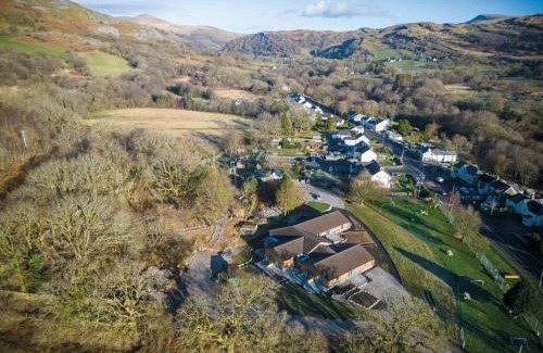 Pen-y-cae Apartment | Pet-Friendly Suite 12 at Sleeping Giant Hotel, Pen Y Cae Inn