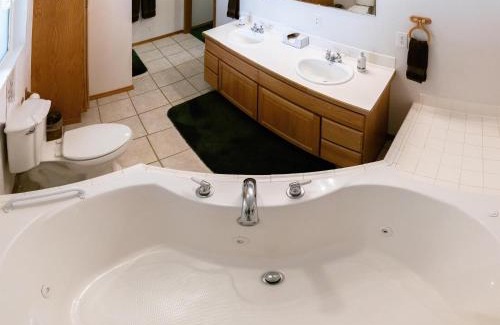 Haines House | Welcoming Suite 2 at Lynn View Lodge for Your Perfect Stay
