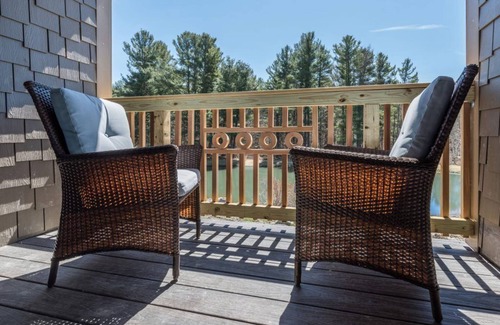 Glendale House | Serene Suite 2: Private Accommodations in Nature's Embrace