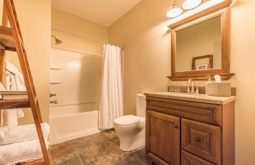 Glendale House | Serene Suite 2: Private Accommodations in Nature's Embrace