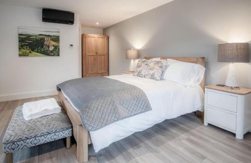 Pen-y-cae Apartment | Elegant Suite 2 at Sleeping Giant Hotel - Family-Friendly Stay