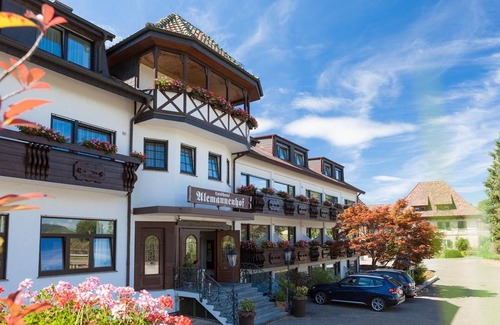 Mengen Apartment | Cozy Suite with Balcony, Boxspring Bed & Breakfast Included