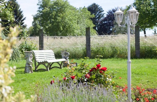 Mengen Apartment | Cozy Suite with Balcony, Boxspring Bed & Breakfast Included
