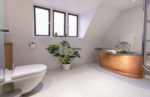 Bishopsgate Apartment | Elegant Suite 4 Diamond: Guest Rated 10/10 with Spa & Breakfast