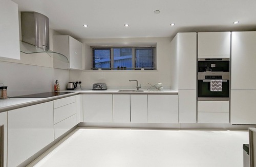 Bishopsgate Apartment | Elegant Suite 4 Diamond: Guest Rated 10/10 with Spa & Breakfast