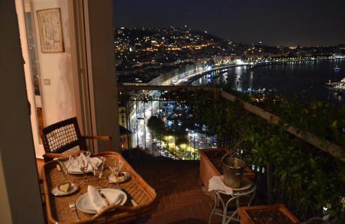 Mergellina Bed & Breakfast | Elegant Suite 52: Guest Rated 9.4 with Dining & Family Amenities