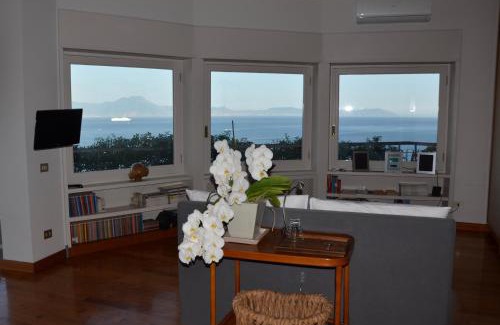 Mergellina Bed & Breakfast | Elegant Suite 52: Guest Rated 9.4 with Dining & Family Amenities