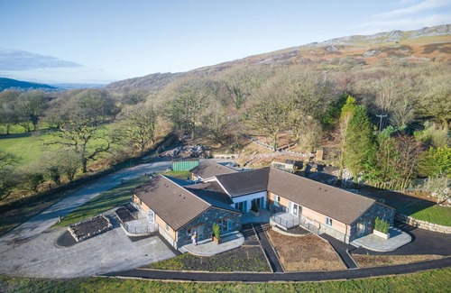 Pen-y-cae Apartment | Family-Friendly Suite at Sleeping Giant Hotel in Pen Y Cae