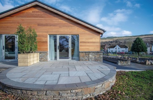 Pen-y-cae Apartment | Family-Friendly Suite 9 at Sleeping Giant Hotel