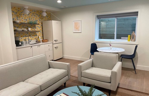 Saugatuck Apartment | Prime Downtown Hotel with Pool & Ocean View at Sunflower