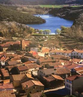 Los Rabanos House | Riverside Suites: Perfect Family Retreat by the Duero