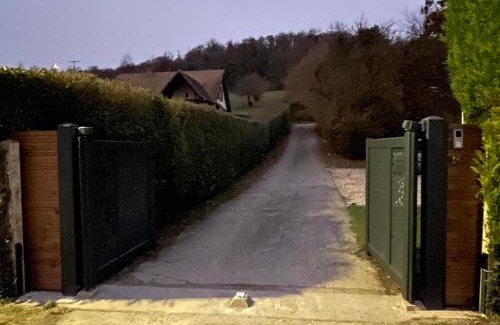 Freneuse Bed & Breakfast | Comfortable Alcove Suite with Hot Tub and Family-Friendly Vibe