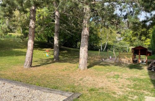 Freneuse Bed & Breakfast | Comfortable Alcove Suite with Hot Tub and Family-Friendly Vibe