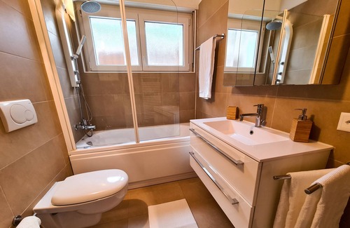 Bigogno Apartment | Scenic Suite Apartment with Hot Tub & Spa Amenities