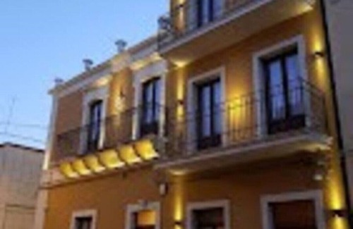 Pachino Condo | Elegant Suite Apartment with Period Furnishings - Beatrice