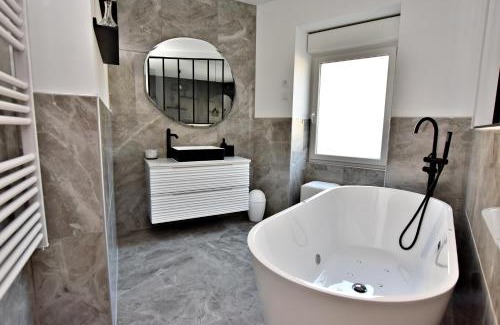 Roanne Apartment | Relaxing Suite Arum with Terrace and Hot Tub Awaits You