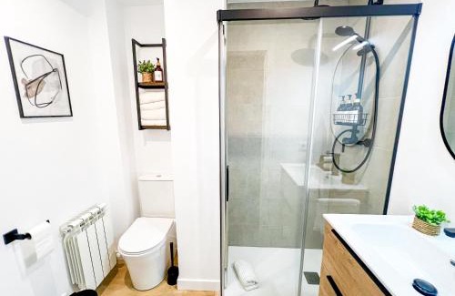 Distrito Oeste Apartment | Family-Friendly Suite Ateneo & Playa - Perfect Gijón Escape