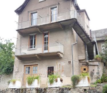 Entraygues-sur-Truyere Apartment | Scenic Suite with Panoramic Views of the Truyère River