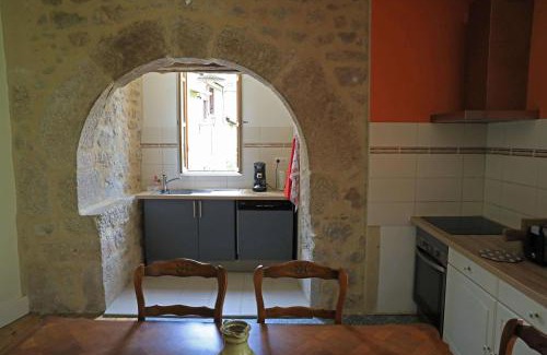Entraygues-sur-Truyere Apartment | Scenic Suite with Panoramic Views of the Truyère River