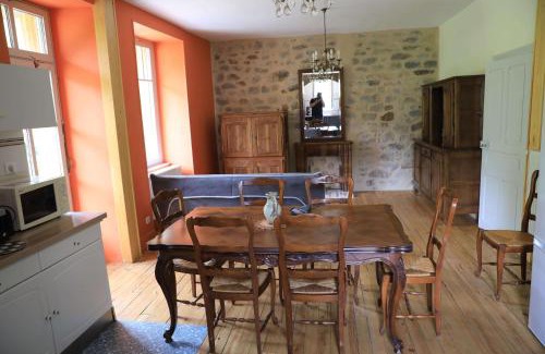 Entraygues-sur-Truyere Apartment | Scenic Suite with Panoramic Views of the Truyère River