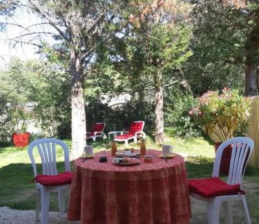 Peyrolles-en-Provence House | Idyllic Suite with Garden Near Aix en Provence & Luberon