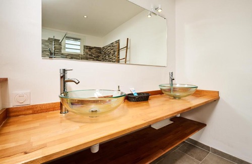 Le Diamant Apartment | Relaxing Suite with Hot Tub & Countryside Views - BED AND COFFEE FRIENDS