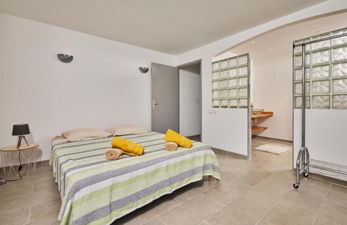 Le Diamant Apartment | Relaxing Suite with Hot Tub & Countryside Views - BED AND COFFEE FRIENDS