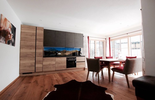 Russbach am Pass Gschuett Apartment | Cozy Suite BE at Dachstein Chalet - Ideal for Families & Pets