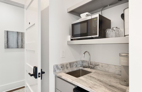 Westside Apartment | Exceptional Suite B2 at 697 King with Breakfast & Kitchen