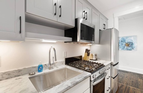 Westside Apartment | Exceptional Suite B2 at 697 King with Breakfast & Kitchen
