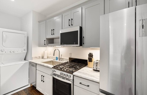 Westside Apartment | Exceptional Suite B2 at 697 King with Breakfast & Kitchen